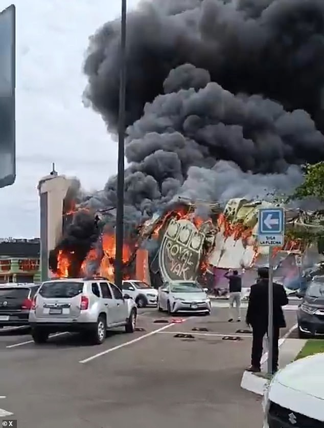 Kebakaran terjadi Kamis di Culiacan, Meksiko, sebuah pusat komersial yang menampung Casino Royale Yak dan Air Jump Trampoline Park. Satu orang terluka