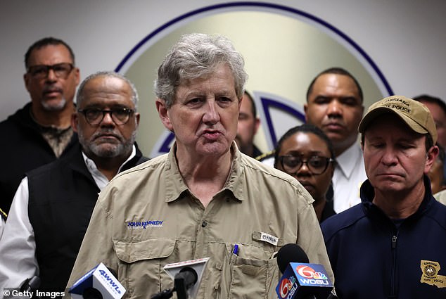 Senator Louisiana mengejutkan konferensi pers serangan teror dengan pukulan cerdik pada reporter NBC Senator Louisiana mengejutkan konferensi pers serangan teror dengan pukulan cerdik pada reporter NBC