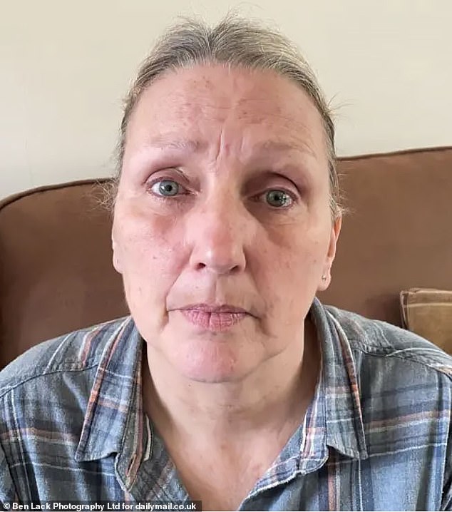 Seorang pekerja NHS diam-diam memfilmkan saya menahan istri saya karena kesehatan mentalnya memburuk dan membagikannya di WhatsApp – Saya marah dia tidak dipecat Seorang pekerja NHS diam-diam memfilmkan saya menahan istri saya karena kesehatan mentalnya memburuk dan membagikannya di WhatsApp – Saya marah dia tidak dipecat