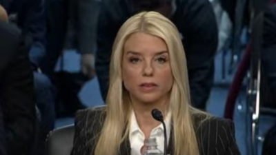 Pam Bondi Menyebutkan Teman Masa Kecilnya Saat Dengar Pendapat Senat, Memberitahu Senator Demokrat, 'Jika Anda Ingin Menjelek-jelekkan Saya...'