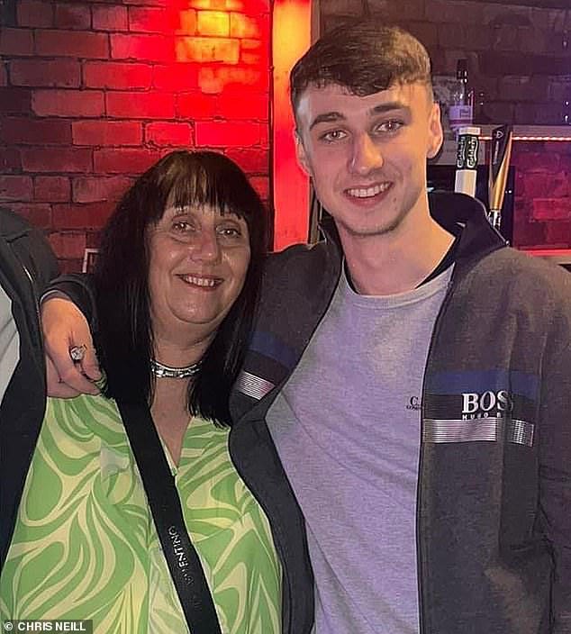 Sikap menyentuh hati ibu Jay Slater yang berduka kepada putranya yang meninggal di Tenerife Sikap menyentuh hati ibu Jay Slater yang berduka kepada putranya yang meninggal di Tenerife