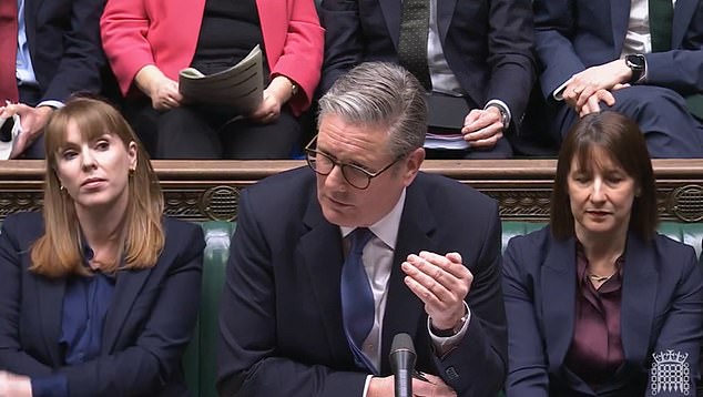 Starmer mengisyaratkan pemotongan belanja ketika ia menyalahkan ekonomi global yang ‘volatil’ sebagai penyebab kemerosotan PMQ pasca-Anggaran – dan menegaskan Reeves akan tetap berada di peringkat 11 selama ‘bertahun-tahun’. Starmer mengisyaratkan pemotongan belanja ketika ia menyalahkan ekonomi global yang ‘volatil’ sebagai penyebab kemerosotan PMQ pasca-Anggaran – dan menegaskan Reeves akan tetap berada di peringkat 11 selama ‘bertahun-tahun’.