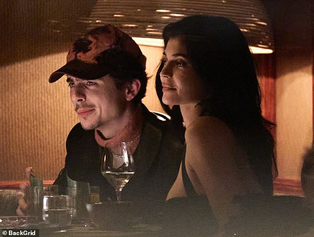 Timothee Chalamet dan segelas anggur glamor Kylie Jenner dan bersantap di restoran kelas atas Paris saat mereka memperkenalkan romansa mereka ke publik – setelah bersatu kembali di Kota Cinta selama tur promosinya yang luar biasa Timothee Chalamet dan segelas anggur glamor Kylie Jenner dan bersantap di restoran kelas atas Paris saat mereka memperkenalkan romansa mereka ke publik – setelah bersatu kembali di Kota Cinta selama tur promosinya yang luar biasa