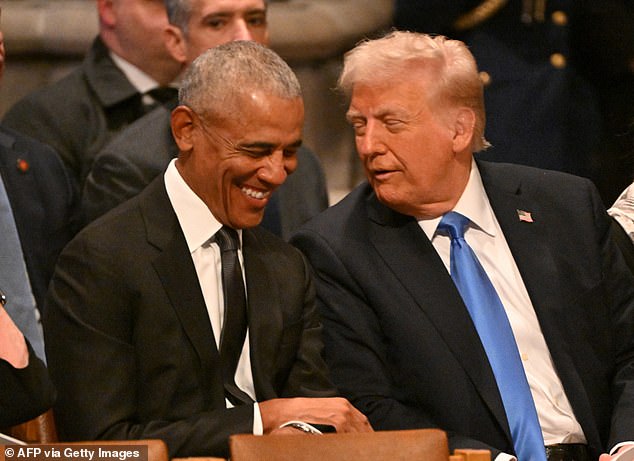 Presiden terpilih dari Partai Republik dan mantan panglima Partai Demokrat itu mengobrol hingga beberapa kali membuat Obama tertawa bersama Trump.