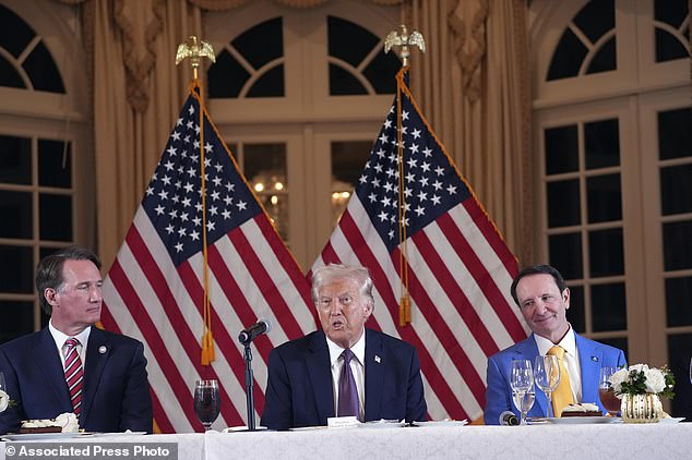 Presiden terpilih Donald Trump berbicara pada pertemuan dengan gubernur Partai Republik di Mar-a-Lago pada hari Kamis