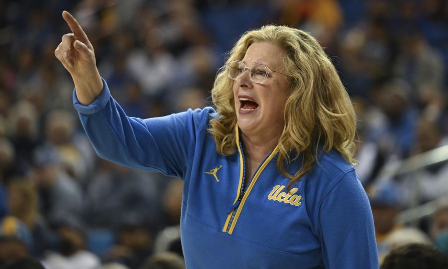 Bola Basket Wanita NCAA: Nebraska di UCLA