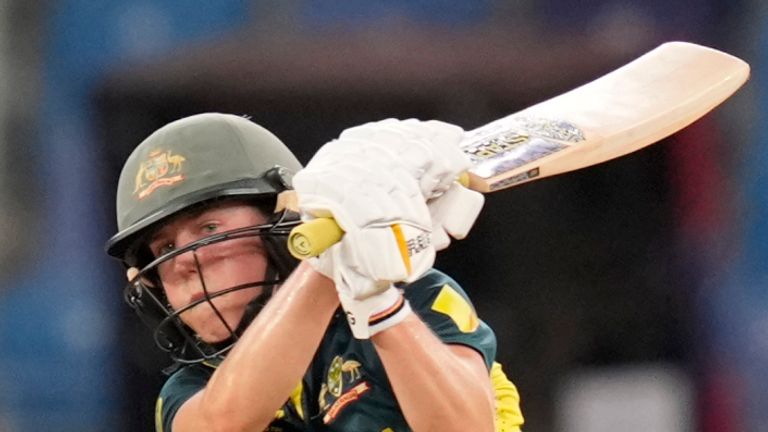 Ellyse Perry dari Australia melakukan pukulan pada pertandingan semifinal Piala Dunia T20 Wanita 2024 antara Australia dan Afrika Selatan di Stadion Kriket Internasional Dubai, Uni Emirat Arab, Kamis, 17 Oktober 2024. (Foto AP/Altaf Qadri)