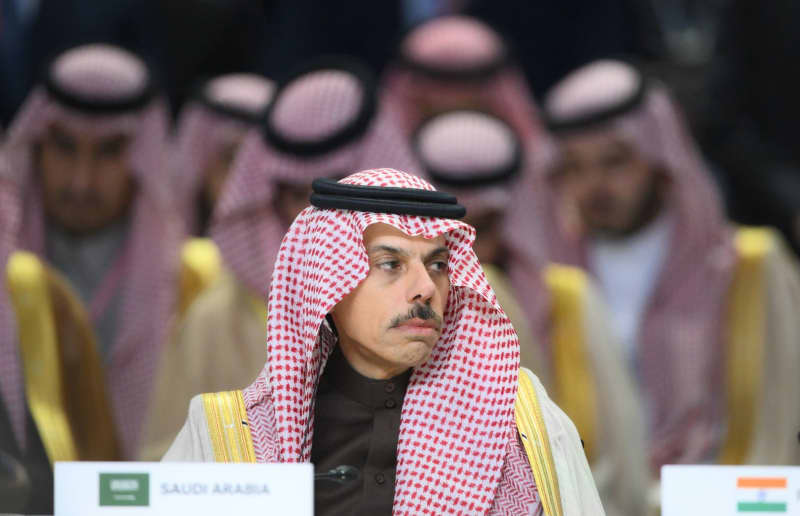 Delegasi Suriah melakukan kunjungan resmi pertamanya ke Arab Saudi Delegasi Suriah melakukan kunjungan resmi pertamanya ke Arab Saudi
