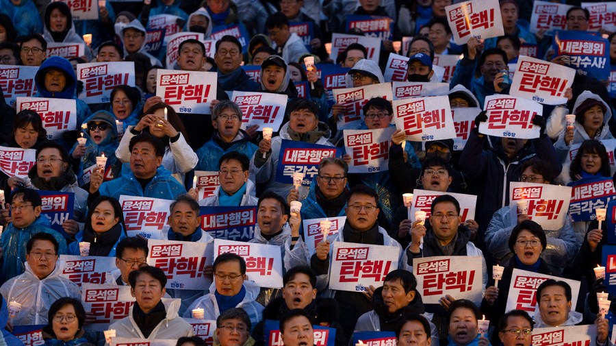 Pengunjuk rasa Korea Selatan menyerukan penangkapan Presiden Yoon ketika tenggat waktu semakin dekat Pengunjuk rasa Korea Selatan menyerukan penangkapan Presiden Yoon ketika tenggat waktu semakin dekat