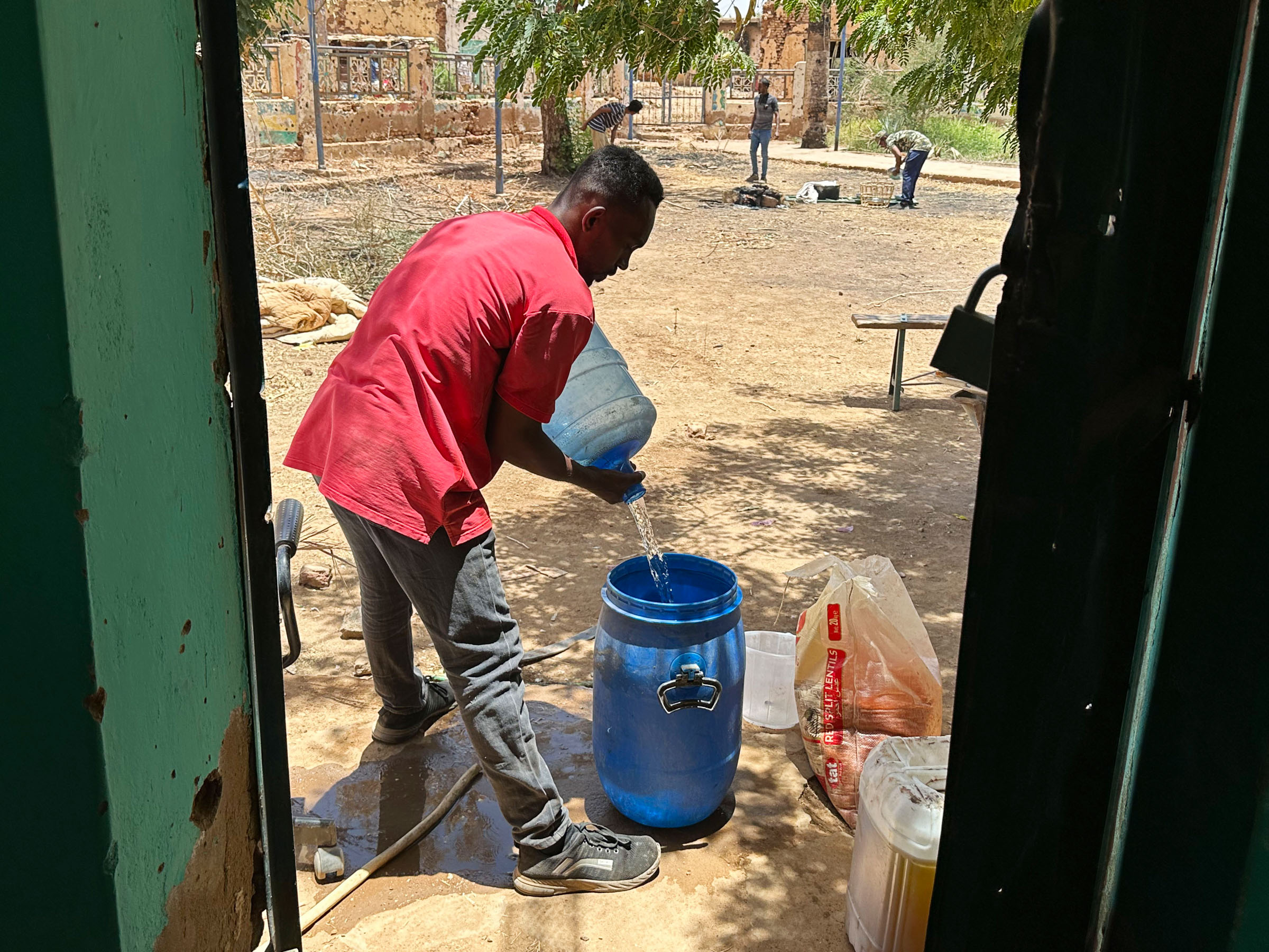 Penduduk setempat di Sudan sedang menyelamatkan nyawa yang tidak dapat dijangkau oleh lembaga bantuan Penduduk setempat di Sudan sedang menyelamatkan nyawa yang tidak dapat dijangkau oleh lembaga bantuan