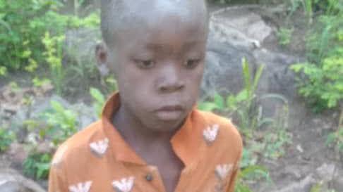 Seorang anak laki-laki berusia delapan tahun bertahan hidup selama lima hari di sebuah taman bermain yang dihuni oleh singa