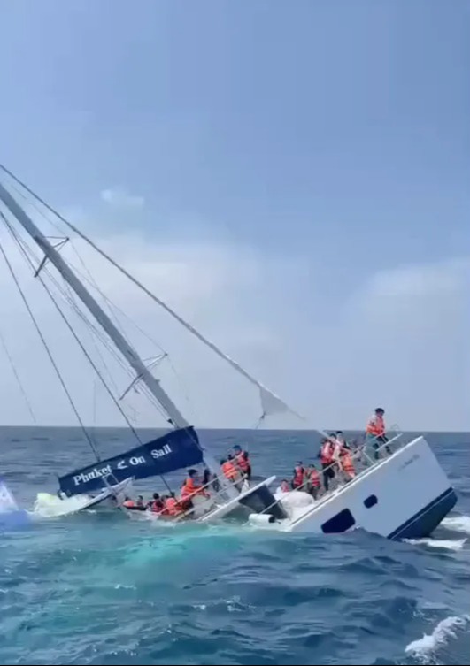 Sebuah kapal wisata dengan 38 orang di dalamnya terbalik di lepas pantai tempat liburan, memicu misi penyelamatan yang putus asa di Phuket Sebuah kapal wisata dengan 38 orang di dalamnya terbalik di lepas pantai tempat liburan, memicu misi penyelamatan yang putus asa di Phuket