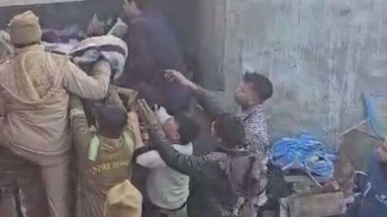 GHAZIABAD: Kebakaran besar terjadi di sebuah rumah di Kanchan Park Colony, Loni, menewaskan 3 anak dan seorang wanita.