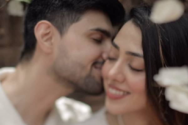 “Sonu Tua” dari “Tark Mehta…” Saat berbulan madu, dia menjadi romantis dengan suaminya di lembah yang indah, dan membagikan videonya “Sonu Tua” dari “Tark Mehta…” Saat berbulan madu, dia menjadi romantis dengan suaminya di lembah yang indah, dan membagikan videonya