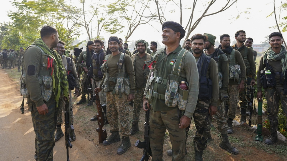 Bukan 12 tapi 18 orang Naxalite tewas dalam pertemuan Bijapur, dan anggota yang tersisa membawa 6 mayat saat mereka melarikan diri. Bukan 12 tapi 18 orang Naxalite tewas dalam pertemuan Bijapur, dan anggota yang tersisa membawa 6 mayat saat mereka melarikan diri.
