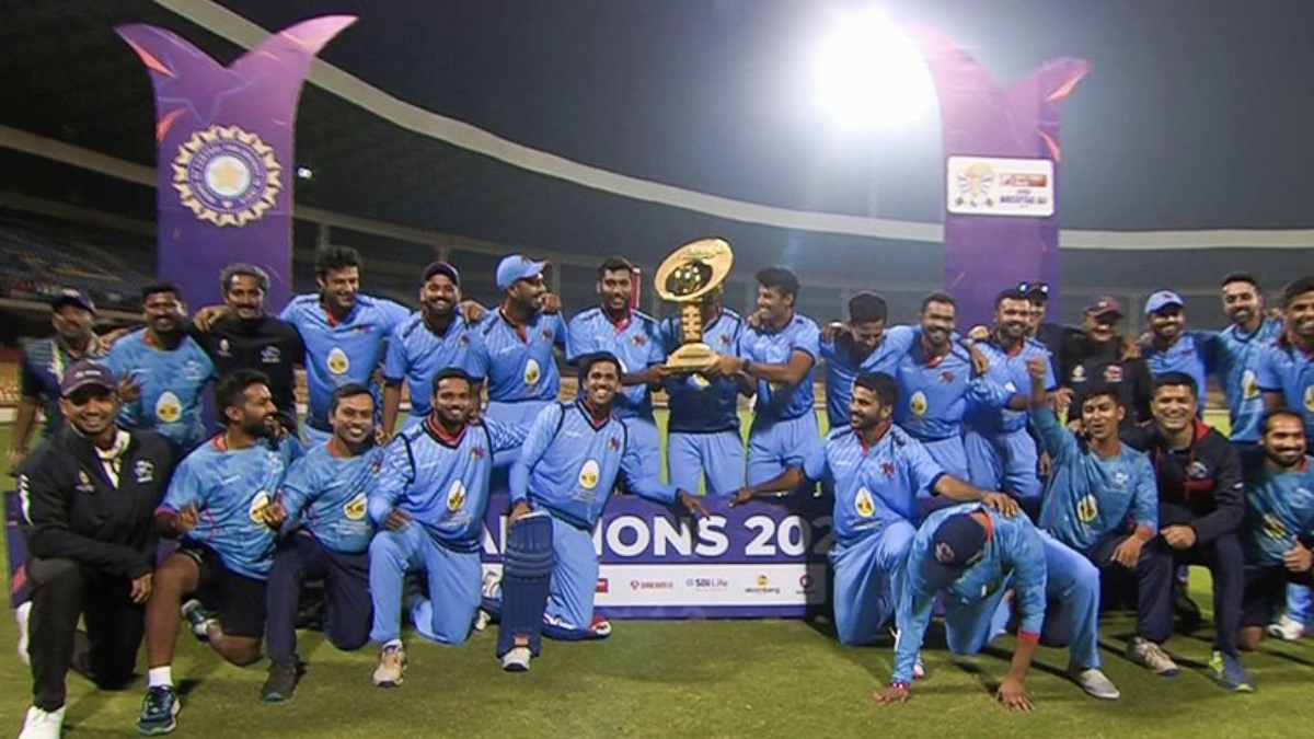 Karnataka memenangkan Trofi Vijay Hazare untuk kelima kalinya, mengalahkan Vidarbha dengan 36 run di final. Karnataka memenangkan Trofi Vijay Hazare untuk kelima kalinya, mengalahkan Vidarbha dengan 36 run di final.