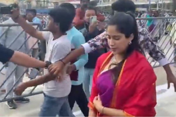 Janhvi Kapoor tiba di Tirupati Balaji, mendapatkan darshan Lord Venkateswara bersama Shekhar Pahadiya, dan orang istimewa ini terlihat bersamanya. Janhvi Kapoor tiba di Tirupati Balaji, mendapatkan darshan Lord Venkateswara bersama Shekhar Pahadiya, dan orang istimewa ini terlihat bersamanya.