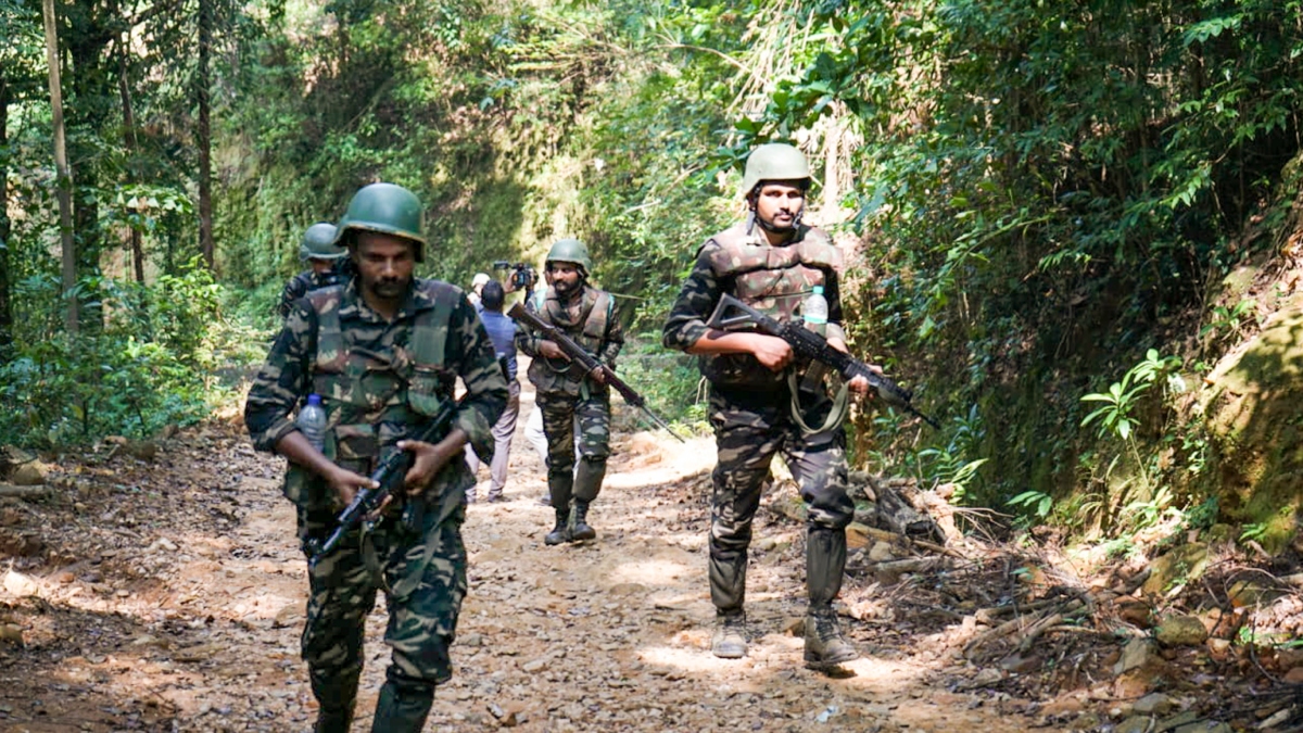 Kelompok Naxalit menembaki pasukan keamanan di distrik Abujamad di Chhattisgarh, dan kebuntuan masih berlangsung Kelompok Naxalit menembaki pasukan keamanan di distrik Abujamad di Chhattisgarh, dan kebuntuan masih berlangsung