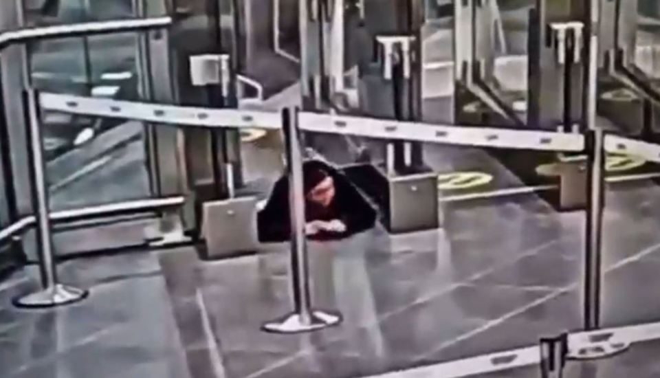 Saksikan momen wanita itu merangkak di bawah penghalang keamanan bandara sebelum memasuki pesawat tanpa terdeteksi sama sekali Saksikan momen wanita itu merangkak di bawah penghalang keamanan bandara sebelum memasuki pesawat tanpa terdeteksi sama sekali