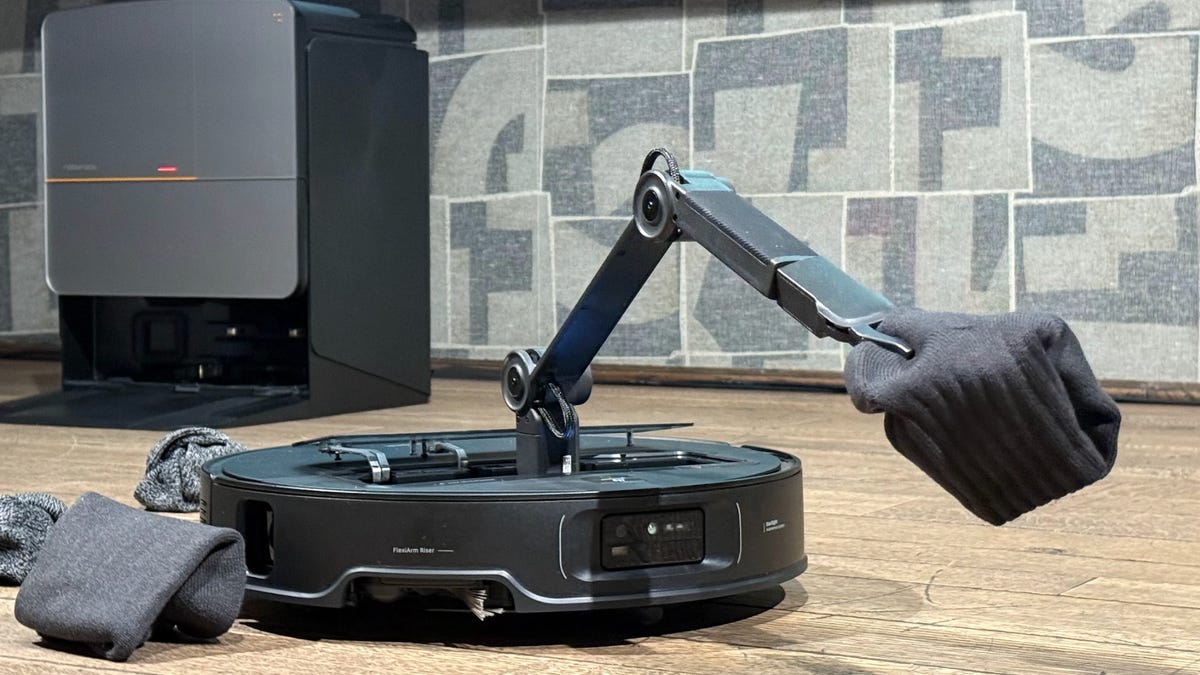 Tampilan pertama: Penyedot debu robot baru ini membersihkan kaus kaki dan pakaian dalam Tampilan pertama: Penyedot debu robot baru ini membersihkan kaus kaki dan pakaian dalam