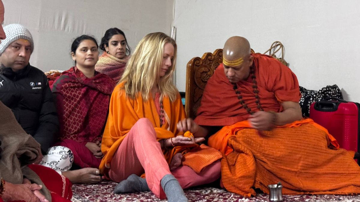 Mahakumbh: Swami Kailashan dan Giri memberikan pengabdian kepada istri Steve Jobs, memberikan mantra benih Maa Kali