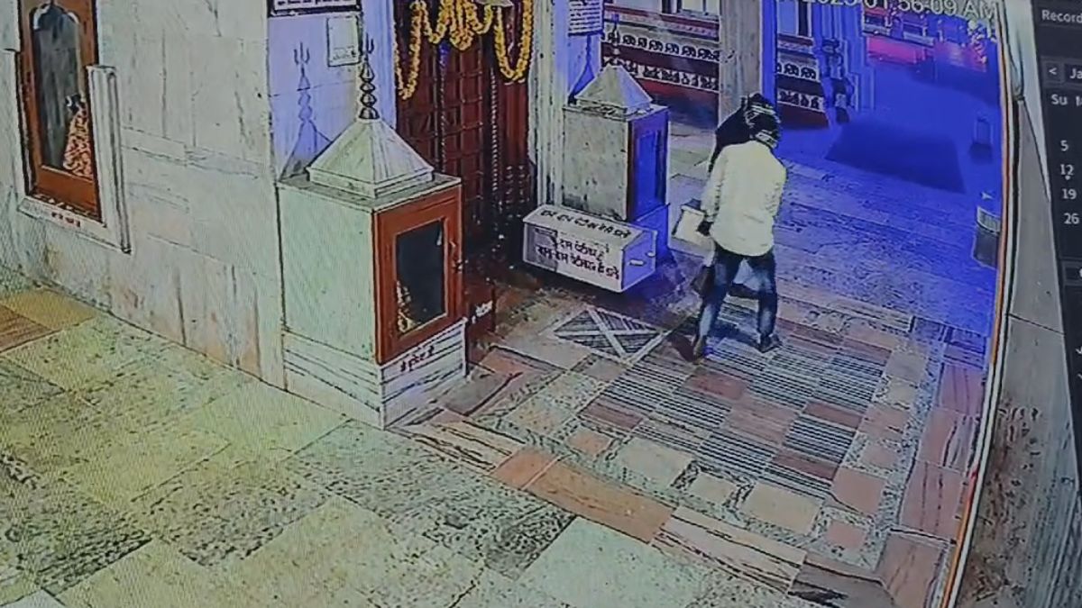Pencuri mencuri kotak sumbangan dari sebuah kuil di Deoria, UP, dan kejadian pencurian tersebut terekam di CCTV. Pencuri mencuri kotak sumbangan dari sebuah kuil di Deoria, UP, dan kejadian pencurian tersebut terekam di CCTV.
