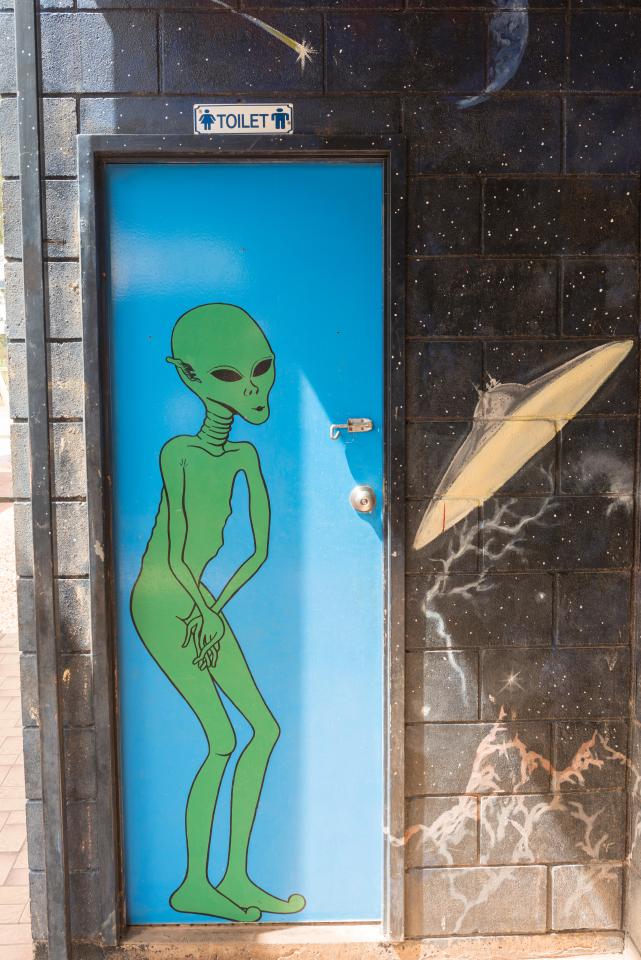 Di dalam ‘Galaxy Theatre’ yang terbengkalai dan patung alien yang dipenggal di dalam ‘UFO Capital of Australia’ yang ditinggalkan Di dalam ‘Galaxy Theatre’ yang terbengkalai dan patung alien yang dipenggal di dalam ‘UFO Capital of Australia’ yang ditinggalkan