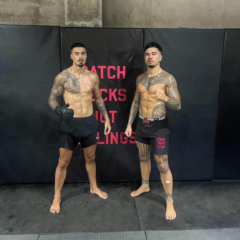 Petarung MMA Hakaraya Wilson meninggal ‘tiba-tiba’ setelah menghadiri festival musik, saat penggemar memberikan penghormatan kepada ‘panutan’ – The Sun Petarung MMA Hakaraya Wilson meninggal ‘tiba-tiba’ setelah menghadiri festival musik, saat penggemar memberikan penghormatan kepada ‘panutan’ – The Sun