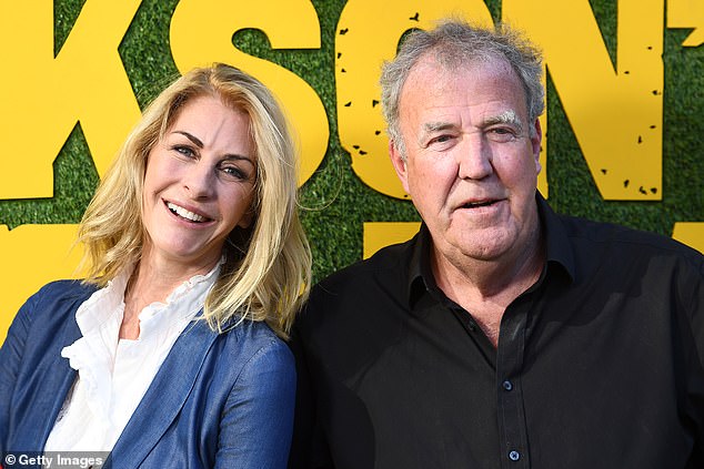 Clarkson mendorong pertunjukan pertaniannya dengan rekannya Lisa Hogan