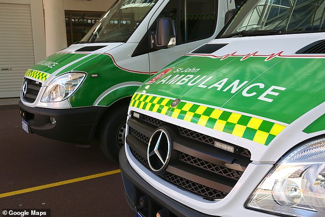 St. John Ambulance bergegas setidaknya dua pedagang ke rumah sakit Kamis lalu, Air Terjun yang Terkait Pekerjaan Khusus (gambar stok)