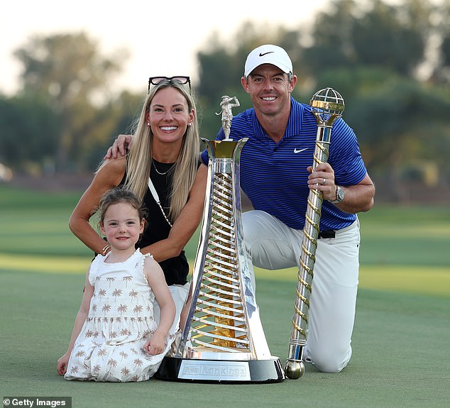 Rory McLeri, Erika Stol dan putri mereka, DP World Tour Championship Trophy dan Dubai Trophy di Green ke -18, DP World Tour Championships di Jolf Estate di Jolf Estate pada 2024 Emirates