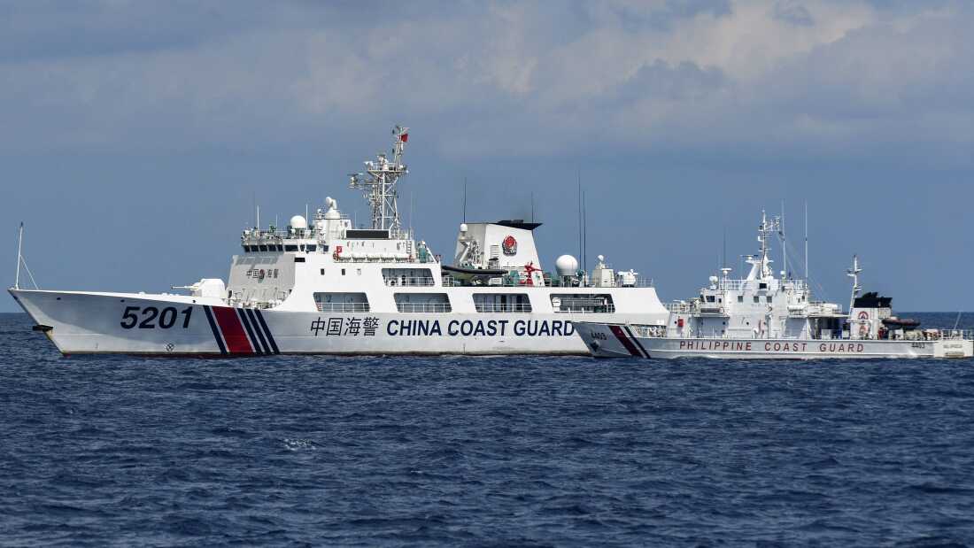 Manuver Kapal Penjaga Pantai Filipina dengan Laut Cina Selatan yang kontroversial dari Coast Guardship yang kontroversial mengurangi rutenya