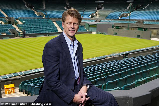 Penyiar dan pensiunan pemain tenis profesional Andrew Castle mengambil foto di All England Club di Wimbledon pada 21 Juni 2008