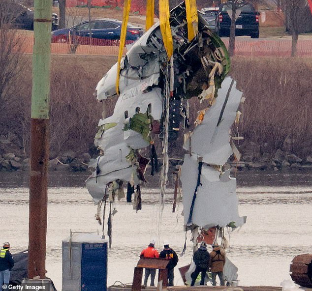 Sebagian besar pesawat pesawat yang rusak diangkat dari Sungai Potomac selama upaya pemulihan setelah American Airlines jatuh pada 03 Februari 2025 di Arlington, Virginia