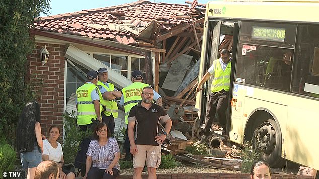 Tujuh orang berada di bus ketika jatuh - enam penumpang dan satu pengemudi, percaya bahwa dia berusia 60 tahun