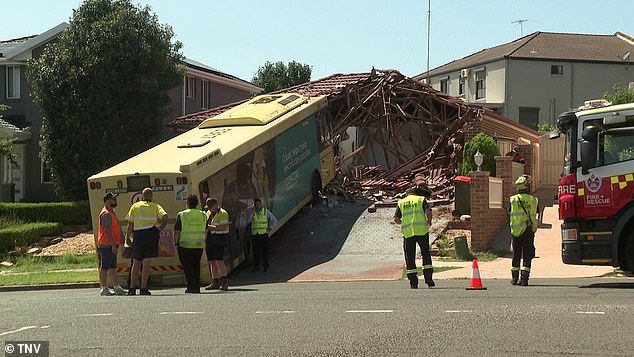 Kendaraan yang sangat besar menghilangkan bus dari rumah, yang saat ini dianggap stabil secara struktural