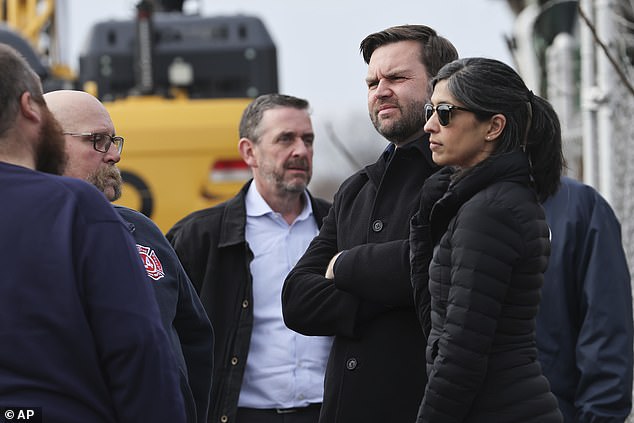 Wakil Presiden Jedi Vans dan wanita kedua Uja Vans mengunjungi tanah di mana 2023 kereta lambu di Palestina Timur di Ohio.