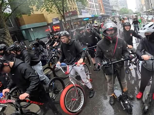 Ride-out Media Sosial Influenancer Ide Jordan Forte dan ratusan pengendara motor di Melbourne dan Sydney menonton jalan-jalan dengan sepeda mereka