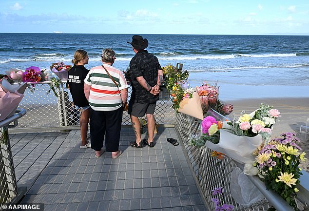 Dimakamkan secara lokal berkumpul di pantai pada hari Selasa