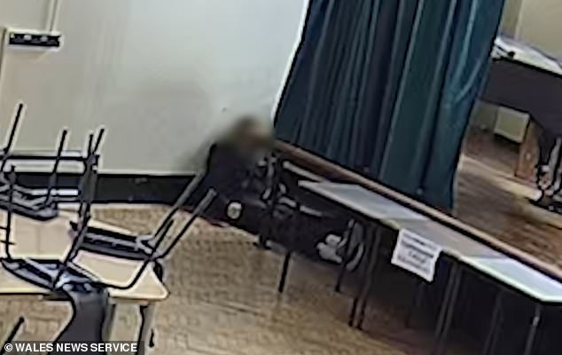 Gadis itu terperangkap dalam CCTV duduk di aula perakitan sekolah sebelum serangan itu