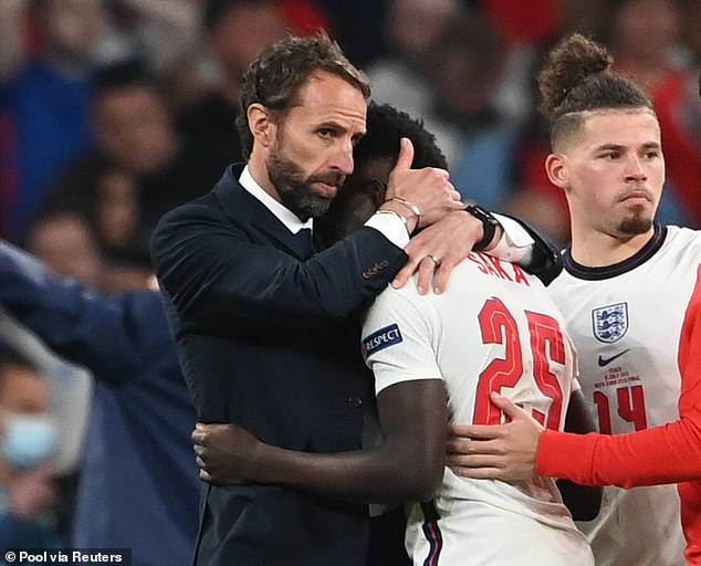 Setelah final, manajer Inggris Gareth Consules Buko Saka. Dia adalah salah satu dari banyak pemain yang kehilangan penalti dalam baku tembak di Vembli