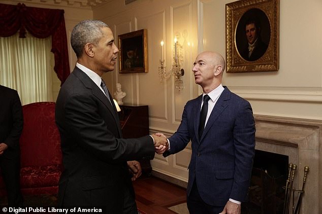 CEO Amazon Jeff Bezos (kanan) dan CEO Airbnb Brian Chesky menyelamatkan Obama dengan $ 100 juta pada tahun 2022, naik lebih dari $ 311 juta per tahun