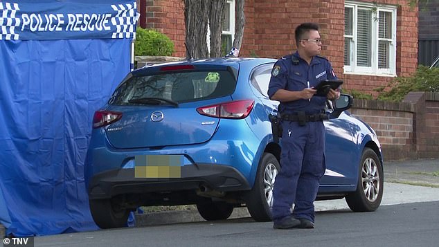 Polisi mendirikan tempat kejadian dan memulai penyelidikan besar. Detektif tiba di pusat penitipan anak dengan orang tua yang tiba untuk meninggalkan anak -anak mereka pada hari Rabu