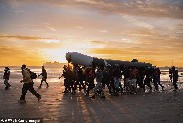 Periode sebelum imigran -Liburan non -beragama akan berlipat ganda dari lima tahun menjadi sepuluh (gambar: migran membawa perahu penyelundupan di pundak mereka ketika mereka bersiap untuk bepergian di pantai graveline)