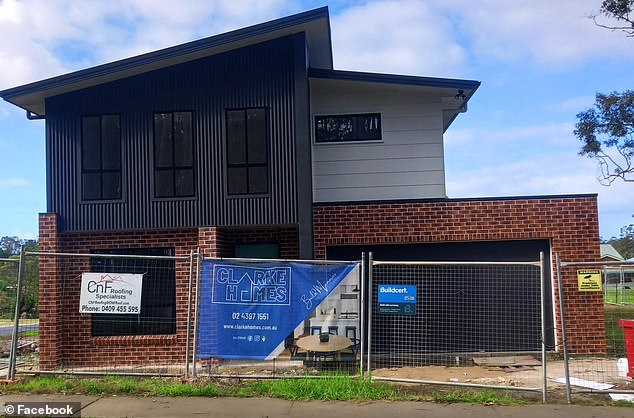 Komisi Bangunan NSW juga mendorong pemilik rumah yang menderita perilaku rumah Clark pada 13 27 00. Clark Homes House ditembak