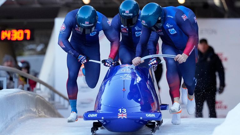 Brad Hall, Taylor Lawrence, Leon Greenwood dan Greg Kackett, dari Inggris, memulai pertandingan pertama mereka di Bobslig ke -4 di Piala Dunia Bobslig di Innsbruck, Austria, Minggu, 19 Januari 2025. (Foto AP/Matthias Schroeder)