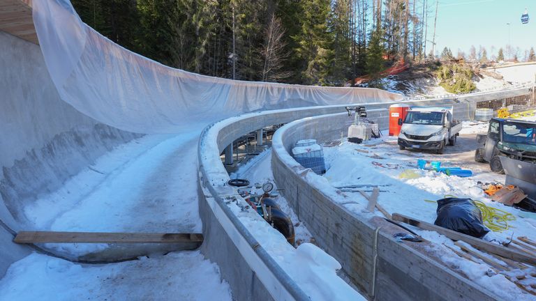 Pekerjaan konstruksi berlangsung di Cortina Skating Center, Bob Disiplines, Lug and Skeleton di Olimpiade Musim Dingin Milan 2026, di Cortina d'Ampezo, Italia, Kamis, 16 Januari 2025. (Foto AP/ovovani auleta)