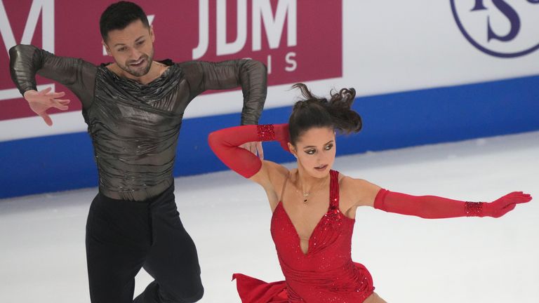 Lila Fear dan Louis Gibson dari Inggris tampil selama kompetisi tari barang dari Kejuaraan Skating Eropa di Tallinn, Estonia, Sabtu, 1 Februari 2025. (Foto AP/Sergey Gritts)