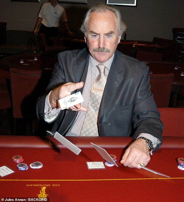 Moriati memainkan peran poker di Sportsman Casino di London pada Desember 2005