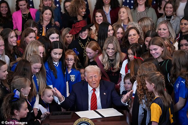 Trump mengelilingi dirinya dengan atlet dan aktivis wanita untuk tanda tangan perintah eksekutif pada hari Rabu di ruang timur, tidak termasuk partisipasi trans dalam olahraga wanita